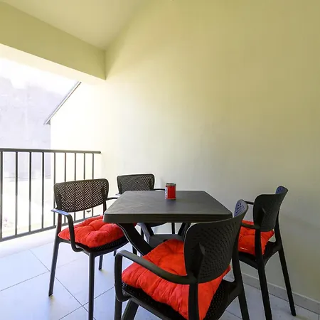 Urban Apartment *